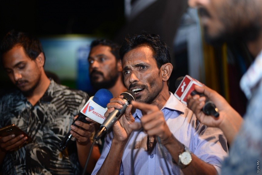 ފެބްރުއަރީ 1، 2018: އިދިކޮޅު ސިޔާސީ ލީޑަރުންނާއި ސިޔާސީ އެކި ސަބަބުތަކަށްޓަކައި ހައްޔަރުކޮށްފައި ތިބި މީހުން މިނިވަން ކުރުމަށް ސުޕްރީމް ކޯޓުން އަމުރުކުރުމާ ގުޅިގެން އިދިކޮޅުފަރާތްތަކުން މަގުމައްޗަށް ނިކުމެ އުފާފާޅުކުރުން: ފުލުހުން ވަނީ ގިނަ އަދަދަކަށް ކަރުނަގޭސް ބޭނުންކޮއްގެން އެއްވުން ރޫޅާލާފައި -- ސަން ފޮޓޯ