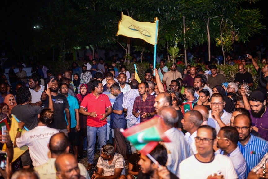 ފެބްރުއަރީ 1، 2018: އިދިކޮޅު ސިޔާސީ ލީޑަރުންނާއި ސިޔާސީ އެކި ސަބަބުތަކަށްޓަކައި ހައްޔަރުކޮށްފައި ތިބި މީހުން މިނިވަން ކުރުމަށް ސުޕްރީމް ކޯޓުން އަމުރުކުރުމާ ގުޅިގެން އިދިކޮޅުފަރާތްތަކުން މަގުމައްޗަށް ނިކުމެ އުފާފާޅުކުރުން: ފުލުހުން ވަނީ ގިނަ އަދަދަކަށް ކަރުނަގޭސް ބޭނުންކޮއްގެން އެއްވުން ރޫޅާލާފައި -- ސަން ފޮޓޯ
