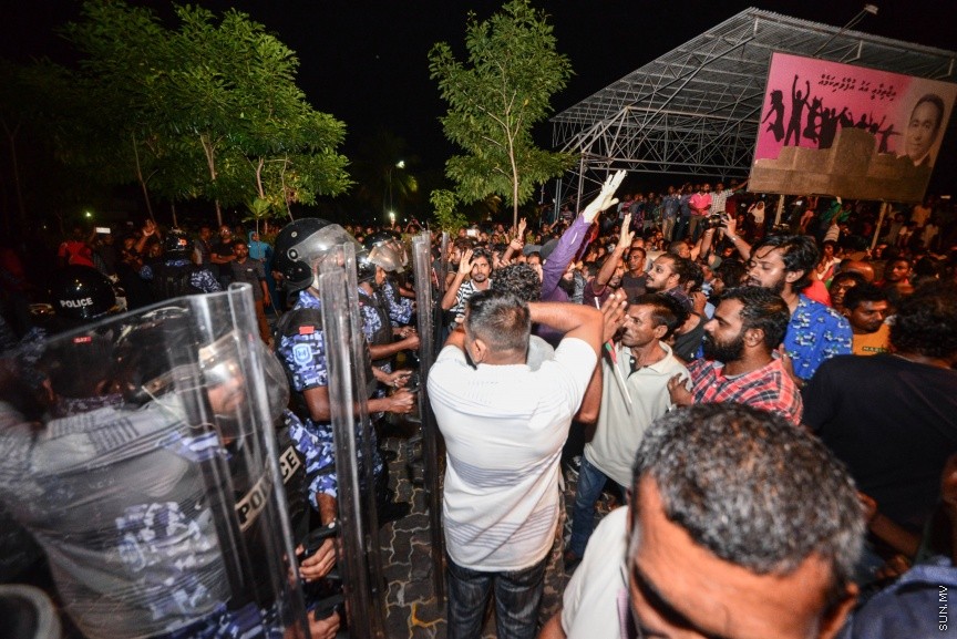 ފެބްރުއަރީ 1، 2018: އިދިކޮޅު ސިޔާސީ ލީޑަރުންނާއި ސިޔާސީ އެކި ސަބަބުތަކަށްޓަކައި ހައްޔަރުކޮށްފައި ތިބި މީހުން މިނިވަން ކުރުމަށް ސުޕްރީމް ކޯޓުން އަމުރުކުރުމާ ގުޅިގެން އިދިކޮޅުފަރާތްތަކުން މަގުމައްޗަށް ނިކުމެ އުފާފާޅުކުރުން: ފުލުހުން ވަނީ ގިނަ އަދަދަކަށް ކަރުނަގޭސް ބޭނުންކޮއްގެން އެއްވުން ރޫޅާލާފައި -- ސަން ފޮޓޯ