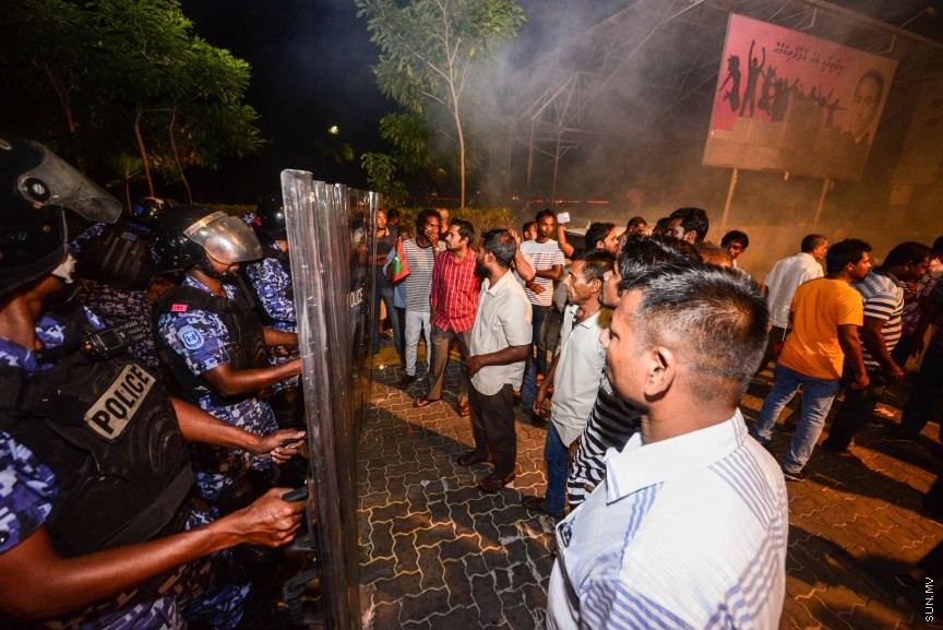 ފެބްރުއަރީ 1، 2018: އިދިކޮޅު ސިޔާސީ ލީޑަރުންނާއި ސިޔާސީ އެކި ސަބަބުތަކަށްޓަކައި ހައްޔަރުކޮށްފައި ތިބި މީހުން މިނިވަން ކުރުމަށް ސުޕްރީމް ކޯޓުން އަމުރުކުރުމާ ގުޅިގެން އިދިކޮޅުފަރާތްތަކުން މަގުމައްޗަށް ނިކުމެ އުފާފާޅުކުރުން: ފުލުހުން ވަނީ ގިނަ އަދަދަކަށް ކަރުނަގޭސް ބޭނުންކޮއްގެން އެއްވުން ރޫޅާލާފައި -- ސަން ފޮޓޯ