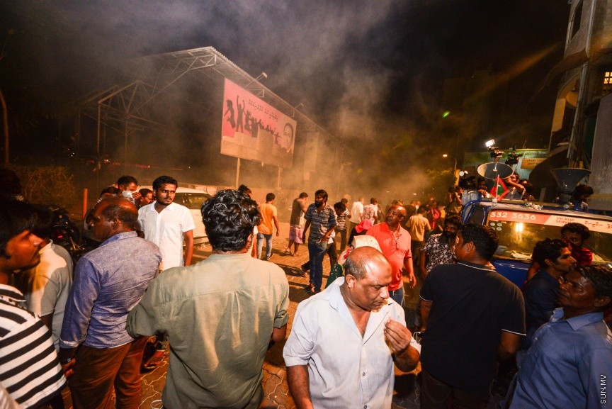 ފެބްރުއަރީ 1، 2018: އިދިކޮޅު ސިޔާސީ ލީޑަރުންނާއި ސިޔާސީ އެކި ސަބަބުތަކަށްޓަކައި ހައްޔަރުކޮށްފައި ތިބި މީހުން މިނިވަން ކުރުމަށް ސުޕްރީމް ކޯޓުން އަމުރުކުރުމާ ގުޅިގެން އިދިކޮޅުފަރާތްތަކުން މަގުމައްޗަށް ނިކުމެ އުފާފާޅުކުރުން: ފުލުހުން ވަނީ ގިނަ އަދަދަކަށް ކަރުނަގޭސް ބޭނުންކޮއްގެން އެއްވުން ރޫޅާލާފައި -- ސަން ފޮޓޯ