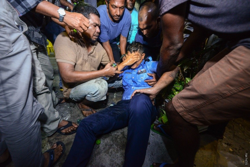 ފެބްރުއަރީ 1، 2018: އިދިކޮޅު ސިޔާސީ ލީޑަރުންނާއި ސިޔާސީ އެކި ސަބަބުތަކަށްޓަކައި ހައްޔަރުކޮށްފައި ތިބި މީހުން މިނިވަން ކުރުމަށް ސުޕްރީމް ކޯޓުން އަމުރުކުރުމާ ގުޅިގެން އިދިކޮޅުފަރާތްތަކުން މަގުމައްޗަށް ނިކުމެ އުފާފާޅުކުރުން: ފުލުހުން ވަނީ ގިނަ އަދަދަކަށް ކަރުނަގޭސް ބޭނުންކޮއްގެން އެއްވުން ރޫޅާލާފައި -- ސަން ފޮޓޯ