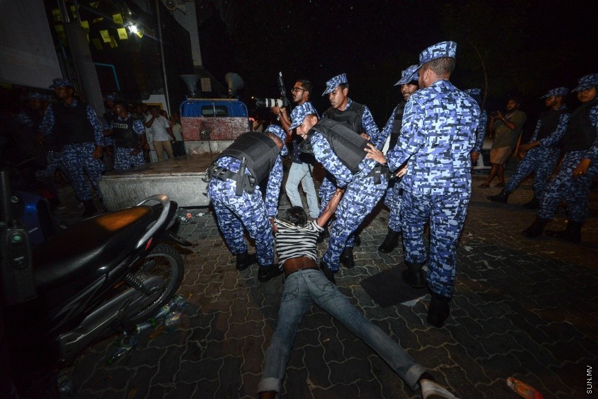 ފެބްރުއަރީ 1، 2018: އިދިކޮޅު ސިޔާސީ ލީޑަރުންނާއި ސިޔާސީ އެކި ސަބަބުތަކަށްޓަކައި ހައްޔަރުކޮށްފައި ތިބި މީހުން މިނިވަން ކުރުމަށް ސުޕްރީމް ކޯޓުން އަމުރުކުރުމާ ގުޅިގެން އިދިކޮޅުފަރާތްތަކުން މަގުމައްޗަށް ނިކުމެ އުފާފާޅުކުރުން: ފުލުހުން ވަނީ ގިނަ އަދަދަކަށް ކަރުނަގޭސް ބޭނުންކޮއްގެން އެއްވުން ރޫޅާލާފައި -- ސަން ފޮޓޯ