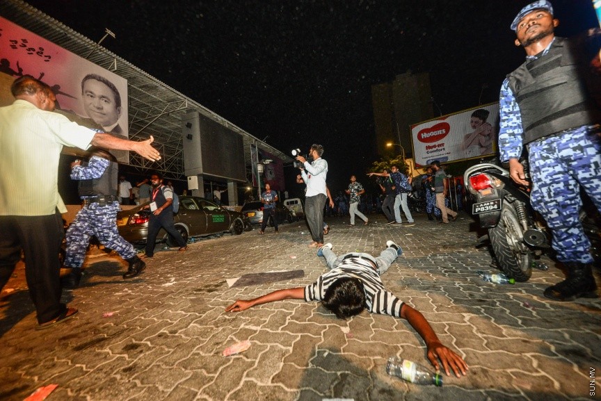 ފެބްރުއަރީ 1، 2018: އިދިކޮޅު ސިޔާސީ ލީޑަރުންނާއި ސިޔާސީ އެކި ސަބަބުތަކަށްޓަކައި ހައްޔަރުކޮށްފައި ތިބި މީހުން މިނިވަން ކުރުމަށް ސުޕްރީމް ކޯޓުން އަމުރުކުރުމާ ގުޅިގެން އިދިކޮޅުފަރާތްތަކުން މަގުމައްޗަށް ނިކުމެ އުފާފާޅުކުރުން: ފުލުހުން ވަނީ ގިނަ އަދަދަކަށް ކަރުނަގޭސް ބޭނުންކޮއްގެން އެއްވުން ރޫޅާލާފައި -- ސަން ފޮޓޯ
