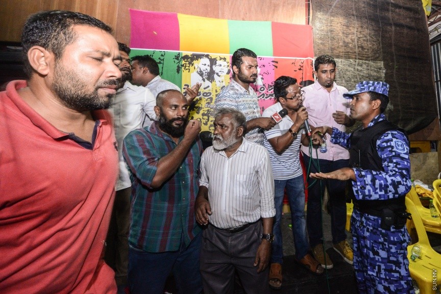 ފެބްރުއަރީ 1، 2018: އިދިކޮޅު ސިޔާސީ ލީޑަރުންނާއި ސިޔާސީ އެކި ސަބަބުތަކަށްޓަކައި ހައްޔަރުކޮށްފައި ތިބި މީހުން މިނިވަން ކުރުމަށް ސުޕްރީމް ކޯޓުން އަމުރުކުރުމާ ގުޅިގެން އިދިކޮޅުފަރާތްތަކުން މަގުމައްޗަށް ނިކުމެ އުފާފާޅުކުރުން: ފުލުހުން ވަނީ ގިނަ އަދަދަކަށް ކަރުނަގޭސް ބޭނުންކޮއްގެން އެއްވުން ރޫޅާލާފައި -- ސަން ފޮޓޯ