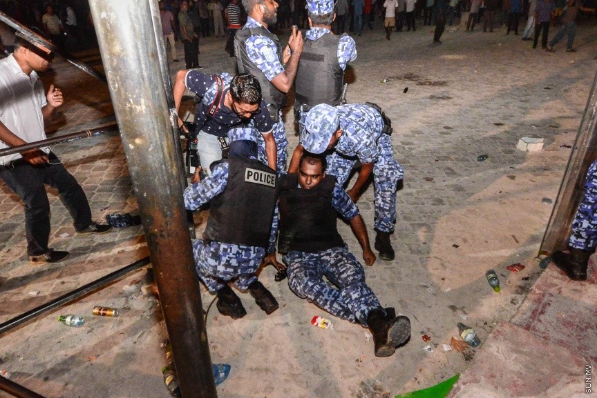 ފެބްރުއަރީ 1، 2018: އިދިކޮޅު ސިޔާސީ ލީޑަރުންނާއި ސިޔާސީ އެކި ސަބަބުތަކަށްޓަކައި ހައްޔަރުކޮށްފައި ތިބި މީހުން މިނިވަން ކުރުމަށް ސުޕްރީމް ކޯޓުން އަމުރުކުރުމާ ގުޅިގެން އިދިކޮޅުފަރާތްތަކުން މަގުމައްޗަށް ނިކުމެ އުފާފާޅުކުރުން: ފުލުހުން ވަނީ ގިނަ އަދަދަކަށް ކަރުނަގޭސް ބޭނުންކޮއްގެން އެއްވުން ރޫޅާލާފައި -- ސަން ފޮޓޯ