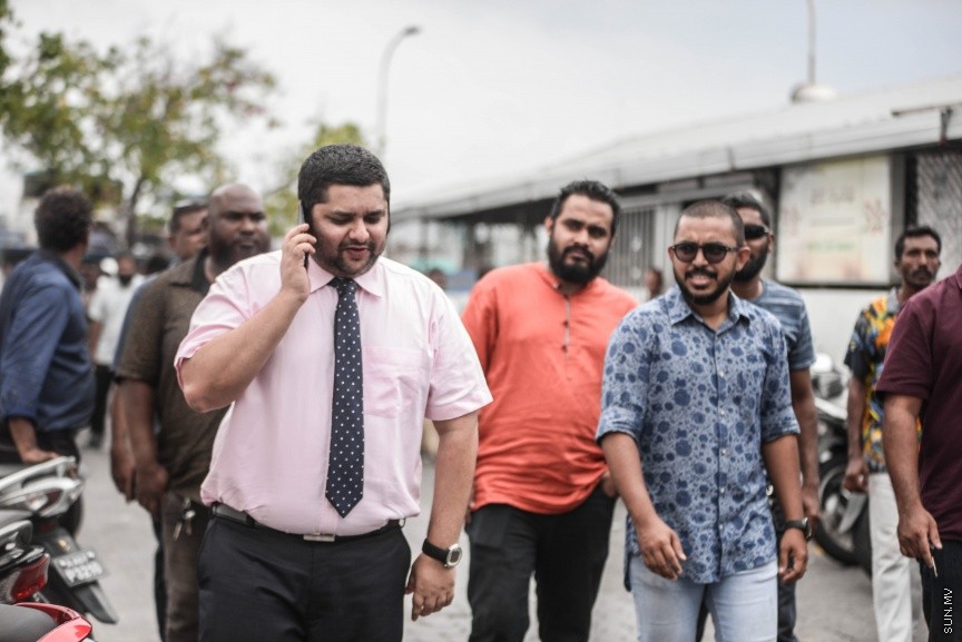 ފެބްރުއަރީ 5، 2018: ރައްޔިތުންގެ މަޖިލީހުގެ މައްޗަންގޮޅި ދެކުނު ދާއިރާގެ މެންބަރު އަބްދުﷲ ޝިނާން އާއި ދަނގަތީ ދާއިރާގެ މެންބަރު އިލްހާމް އަހުމަދު ދޫކޮށްލުމަށް ކްރިމިނަލް ކޯޓުން އަމުރުކުރުން -- ސަން ފޮޓޯ/ ފަޔާޒު މޫސާ