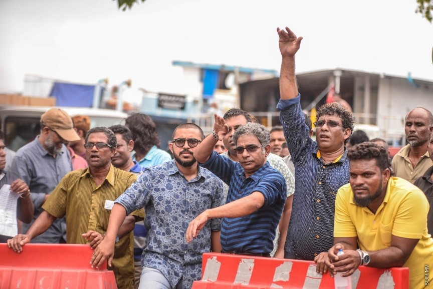 ފެބްރުއަރީ 5، 2018: ރައްޔިތުންގެ މަޖިލީހުގެ މައްޗަންގޮޅި ދެކުނު ދާއިރާގެ މެންބަރު އަބްދުﷲ ޝިނާން އާއި ދަނގަތީ ދާއިރާގެ މެންބަރު އިލްހާމް އަހުމަދު ދޫކޮށްލުމަށް ކްރިމިނަލް ކޯޓުން އަމުރުކުރުން -- ސަން ފޮޓޯ/ ފަޔާޒު މޫސާ