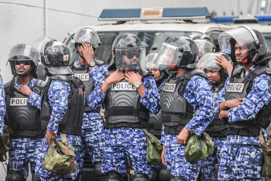 ފެބްރުއަރީ 5، 2018: ރައްޔިތުންގެ މަޖިލީހުގެ މައްޗަންގޮޅި ދެކުނު ދާއިރާގެ މެންބަރު އަބްދުﷲ ޝިނާން އާއި ދަނގަތީ ދާއިރާގެ މެންބަރު އިލްހާމް އަހުމަދު ދޫކޮށްލުމަށް ކްރިމިނަލް ކޯޓުން އަމުރުކުރުން -- ސަން ފޮޓޯ/ ފަޔާޒު މޫސާ