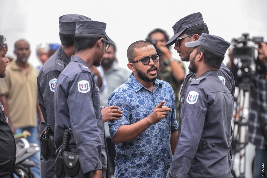 ފެބްރުއަރީ 5، 2018: ރައްޔިތުންގެ މަޖިލީހުގެ މައްޗަންގޮޅި ދެކުނު ދާއިރާގެ މެންބަރު އަބްދުﷲ ޝިނާން އާއި ދަނގަތީ ދާއިރާގެ މެންބަރު އިލްހާމް އަހުމަދު ދޫކޮށްލުމަށް ކްރިމިނަލް ކޯޓުން އަމުރުކުރުން -- ސަން ފޮޓޯ/ ފަޔާޒު މޫސާ