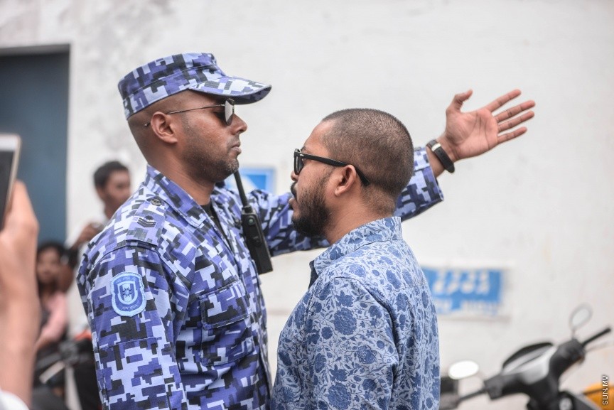 ފެބްރުއަރީ 5، 2018: ރައްޔިތުންގެ މަޖިލީހުގެ މައްޗަންގޮޅި ދެކުނު ދާއިރާގެ މެންބަރު އަބްދުﷲ ޝިނާން އާއި ދަނގަތީ ދާއިރާގެ މެންބަރު އިލްހާމް އަހުމަދު ދޫކޮށްލުމަށް ކްރިމިނަލް ކޯޓުން އަމުރުކުރުން -- ސަން ފޮޓޯ/ ފަޔާޒު މޫސާ