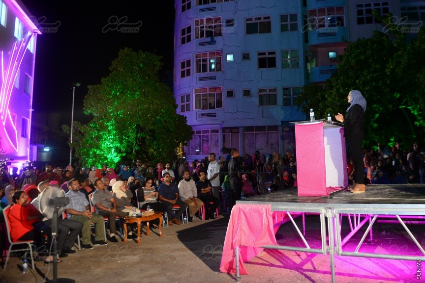 ވެރިކަން ކުރާ ޕާޓީ އިން ވެސްޓް ޕާކް ސަރަހައްދުގައި "ކަނބަލުންގެ ގުޅުން" ނަމުގައި ބޭއްވި ޖަލްސާގެ ތެރެއިން---ސަން ފޮޓޯ/ މުހައްމަދު އަފްރާހް