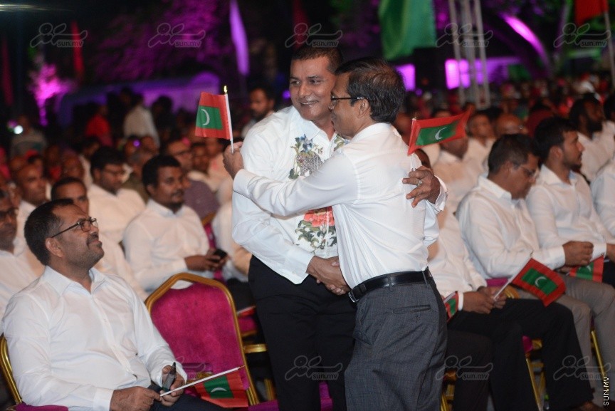 "މަގެ ދީނާ މަގެ ގައުމާ!"ގެ ނަމުގައި ސަރުކާރު ހިންގާ ކޯލިޝަންއިން ކާނިވާ ސަރަހައްދުގައި ބޭއްވި ޖަލްސާގެ ތެރެއިން---ސަން ފޮޓޯ/ މުހައްމަދު އަފްރާހް