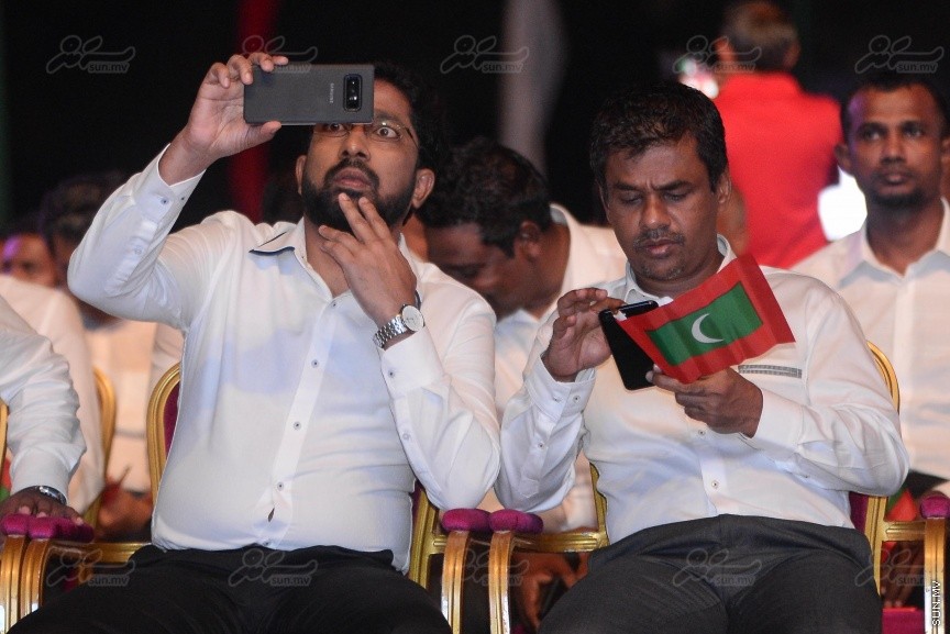 "މަގެ ދީނާ މަގެ ގައުމާ!"ގެ ނަމުގައި ސަރުކާރު ހިންގާ ކޯލިޝަންއިން ކާނިވާ ސަރަހައްދުގައި ބޭއްވި ޖަލްސާގެ ތެރެއިން---ސަން ފޮޓޯ/ މުހައްމަދު އަފްރާހް
