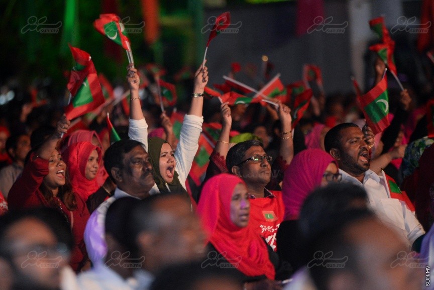 "މަގެ ދީނާ މަގެ ގައުމާ!"ގެ ނަމުގައި ސަރުކާރު ހިންގާ ކޯލިޝަންއިން ކާނިވާ ސަރަހައްދުގައި ބޭއްވި ޖަލްސާގެ ތެރެއިން---ސަން ފޮޓޯ/ މުހައްމަދު އަފްރާހް
