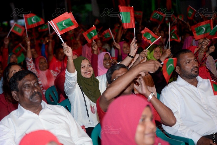 "މަގެ ދީނާ މަގެ ގައުމާ!"ގެ ނަމުގައި ސަރުކާރު ހިންގާ ކޯލިޝަންއިން ކާނިވާ ސަރަހައްދުގައި ބޭއްވި ޖަލްސާގެ ތެރެއިން---ސަން ފޮޓޯ/ މުހައްމަދު އަފްރާހް
