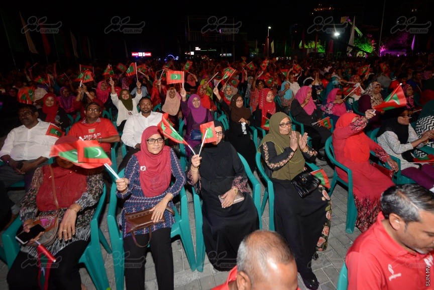 "މަގެ ދީނާ މަގެ ގައުމާ!"ގެ ނަމުގައި ސަރުކާރު ހިންގާ ކޯލިޝަންއިން ކާނިވާ ސަރަހައްދުގައި ބޭއްވި ޖަލްސާގެ ތެރެއިން---ސަން ފޮޓޯ/ މުހައްމަދު އަފްރާހް