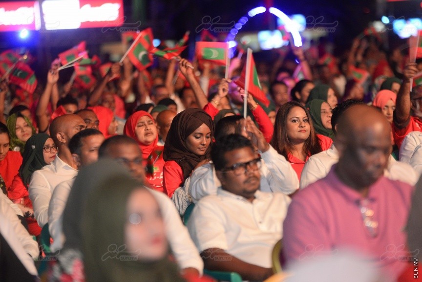 "މަގެ ދީނާ މަގެ ގައުމާ!"ގެ ނަމުގައި ސަރުކާރު ހިންގާ ކޯލިޝަންއިން ކާނިވާ ސަރަހައްދުގައި ބޭއްވި ޖަލްސާގެ ތެރެއިން---ސަން ފޮޓޯ/ މުހައްމަދު އަފްރާހް