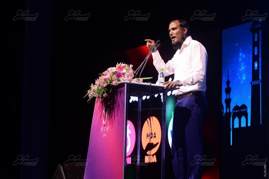 "މަގެ ދީނާ މަގެ ގައުމާ!"ގެ ނަމުގައި ސަރުކާރު ހިންގާ ކޯލިޝަންއިން ކާނިވާ ސަރަހައްދުގައި ބޭއްވި ޖަލްސާގެ ތެރެއިން---ސަން ފޮޓޯ/ މުހައްމަދު އަފްރާހް