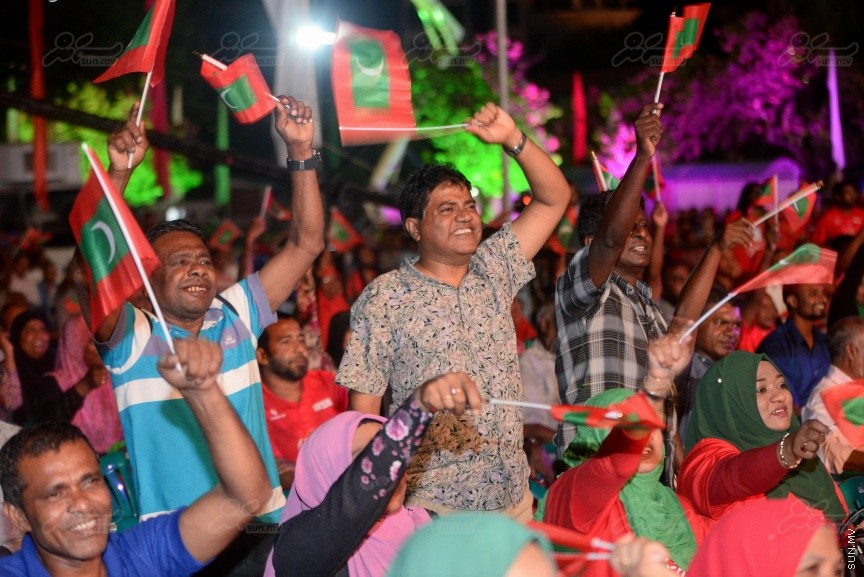 "މަގެ ދީނާ މަގެ ގައުމާ!"ގެ ނަމުގައި ސަރުކާރު ހިންގާ ކޯލިޝަންއިން ކާނިވާ ސަރަހައްދުގައި ބޭއްވި ޖަލްސާގެ ތެރެއިން---ސަން ފޮޓޯ/ މުހައްމަދު އަފްރާހް"މަގެ ދީނާ މަގެ ގައުމާ!"ގެ ނަމުގައި ސަރުކާރު ހިންގާ ކޯލިޝަންއިން ކާނިވާ ސަރަހައްދުގައި ބޭއްވި ޖަލްސާގެ ތެރެއިން---ސަން ފޮޓޯ/ މުހައްމަދު އަފްރާހް