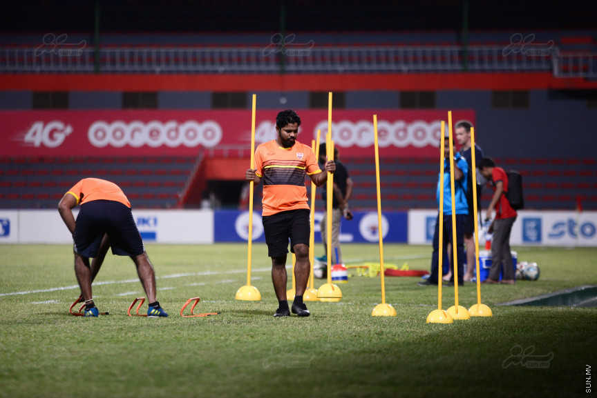 ރާއްޖޭގެ ޓީސީ ސްޕޯޓްސް ކްލަބާއި އިންޑީއާގެ ބެންގަލޫރު އެފްސީ ވާދަކުރާ އޭއެފްސީ ކަޕު ކޮލިފައިން ފުރަތަމަ ލެގު އޮންނާނި މާދަމާ ރޭ ގައުމީ ފުޓުބޯޅަ ދަނޑުގައި---ސަން ފޮޓޯ/ މުހައްމަދު އަފްރާހް 