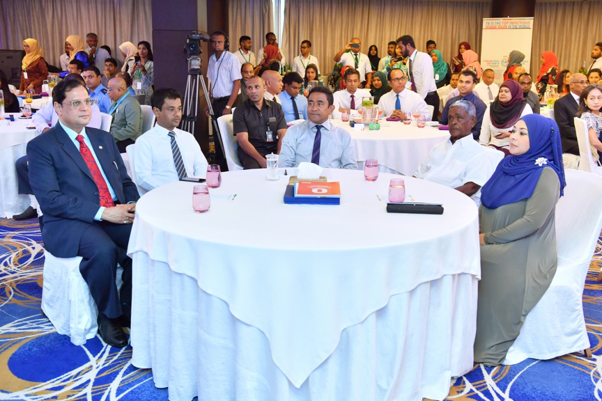 ފެބްރުއަރީ 15، 2018: ރާއްޖެއިން ޓީބީ ނައްތާލުމުގެ ގައުމީ ސްޓްރެޓެޖިކް ޕްލޭން އިފްތިތާހުކުރުމަށް ހޮޓެލް ޖެންގައި ބޭއްވި ރަސްމިއްޔާތުގެ ތެރެއިން: އެ ޕްލޭން އިފްތިތާހުކޮށްދެއްވީ ރައީސް ޔާމީން -- ފޮޓޯ/ ރައީސް އޮފީސް