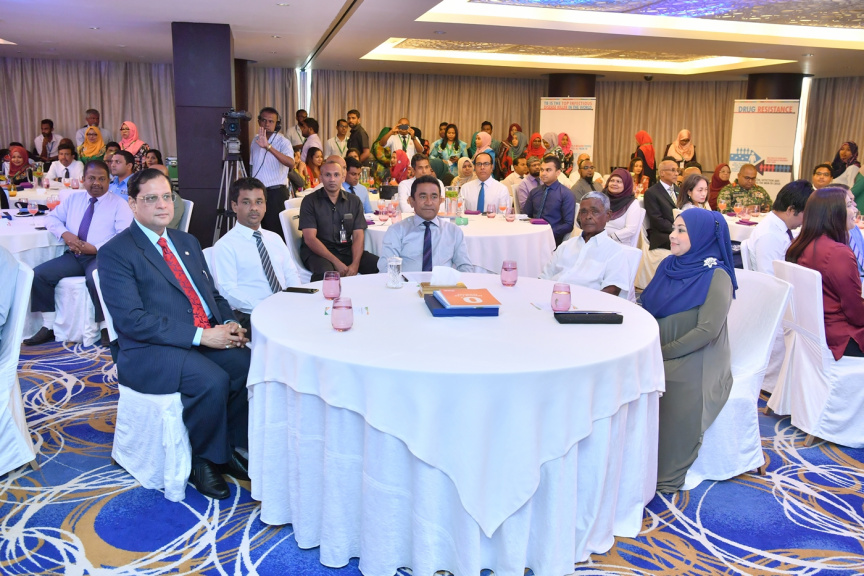 ފެބްރުއަރީ 15، 2018: ރާއްޖެއިން ޓީބީ ނައްތާލުމުގެ ގައުމީ ސްޓްރެޓެޖިކް ޕްލޭން އިފްތިތާހުކުރުމަށް ހޮޓެލް ޖެންގައި ބޭއްވި ރަސްމިއްޔާތުގެ ތެރެއިން: އެ ޕްލޭން އިފްތިތާހުކޮށްދެއްވީ ރައީސް ޔާމީން -- ފޮޓޯ/ ރައީސް އޮފީސް