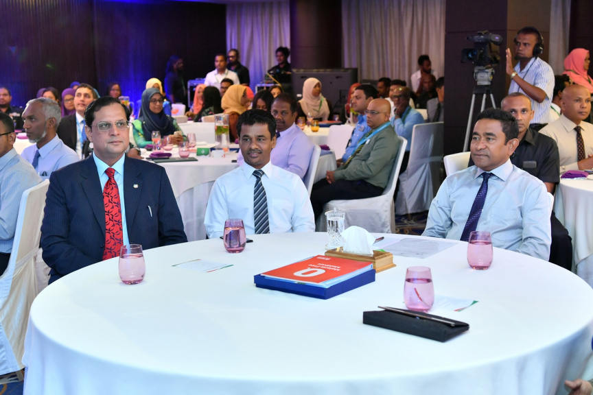 ފެބްރުއަރީ 15، 2018: ރާއްޖެއިން ޓީބީ ނައްތާލުމުގެ ގައުމީ ސްޓްރެޓެޖިކް ޕްލޭން އިފްތިތާހުކުރުމަށް ހޮޓެލް ޖެންގައި ބޭއްވި ރަސްމިއްޔާތުގެ ތެރެއިން: އެ ޕްލޭން އިފްތިތާހުކޮށްދެއްވީ ރައީސް ޔާމީން -- ފޮޓޯ/ ރައީސް އޮފީސް