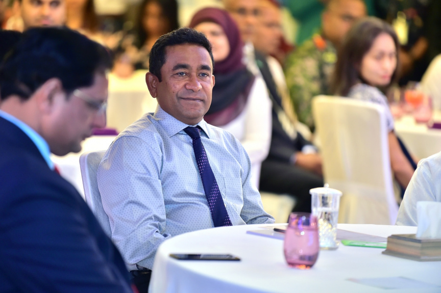 ފެބްރުއަރީ 15، 2018: ރާއްޖެއިން ޓީބީ ނައްތާލުމުގެ ގައުމީ ސްޓްރެޓެޖިކް ޕްލޭން އިފްތިތާހުކުރުމަށް ހޮޓެލް ޖެންގައި ބޭއްވި ރަސްމިއްޔާތުގެ ތެރެއިން: އެ ޕްލޭން އިފްތިތާހުކޮށްދެއްވީ ރައީސް ޔާމީން -- ފޮޓޯ/ ރައީސް އޮފީސް