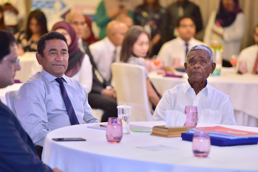 ފެބްރުއަރީ 15، 2018: ރާއްޖެއިން ޓީބީ ނައްތާލުމުގެ ގައުމީ ސްޓްރެޓެޖިކް ޕްލޭން އިފްތިތާހުކުރުމަށް ހޮޓެލް ޖެންގައި ބޭއްވި ރަސްމިއްޔާތުގެ ތެރެއިން: އެ ޕްލޭން އިފްތިތާހުކޮށްދެއްވީ ރައީސް ޔާމީން -- ފޮޓޯ/ ރައީސް އޮފީސް