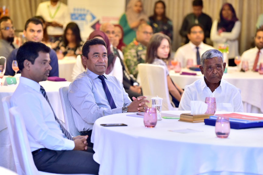 ފެބްރުއަރީ 15، 2018: ރާއްޖެއިން ޓީބީ ނައްތާލުމުގެ ގައުމީ ސްޓްރެޓެޖިކް ޕްލޭން އިފްތިތާހުކުރުމަށް ހޮޓެލް ޖެންގައި ބޭއްވި ރަސްމިއްޔާތުގެ ތެރެއިން: އެ ޕްލޭން އިފްތިތާހުކޮށްދެއްވީ ރައީސް ޔާމީން -- ފޮޓޯ/ ރައީސް އޮފީސް