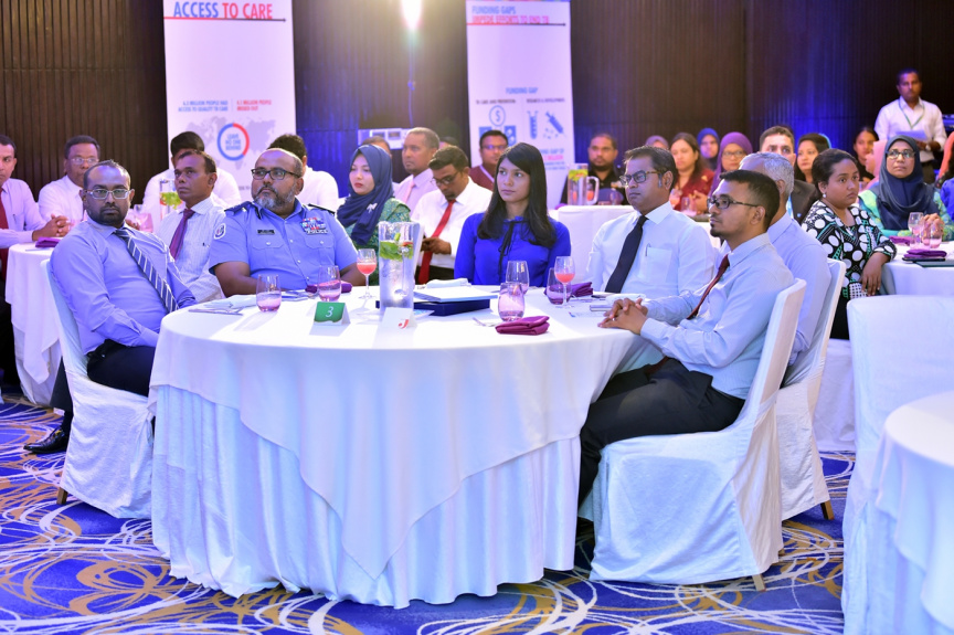 ފެބްރުއަރީ 15، 2018: ރާއްޖެއިން ޓީބީ ނައްތާލުމުގެ ގައުމީ ސްޓްރެޓެޖިކް ޕްލޭން އިފްތިތާހުކުރުމަށް ހޮޓެލް ޖެންގައި ބޭއްވި ރަސްމިއްޔާތުގެ ތެރެއިން: އެ ޕްލޭން އިފްތިތާހުކޮށްދެއްވީ ރައީސް ޔާމީން -- ފޮޓޯ/ ރައީސް އޮފީސް