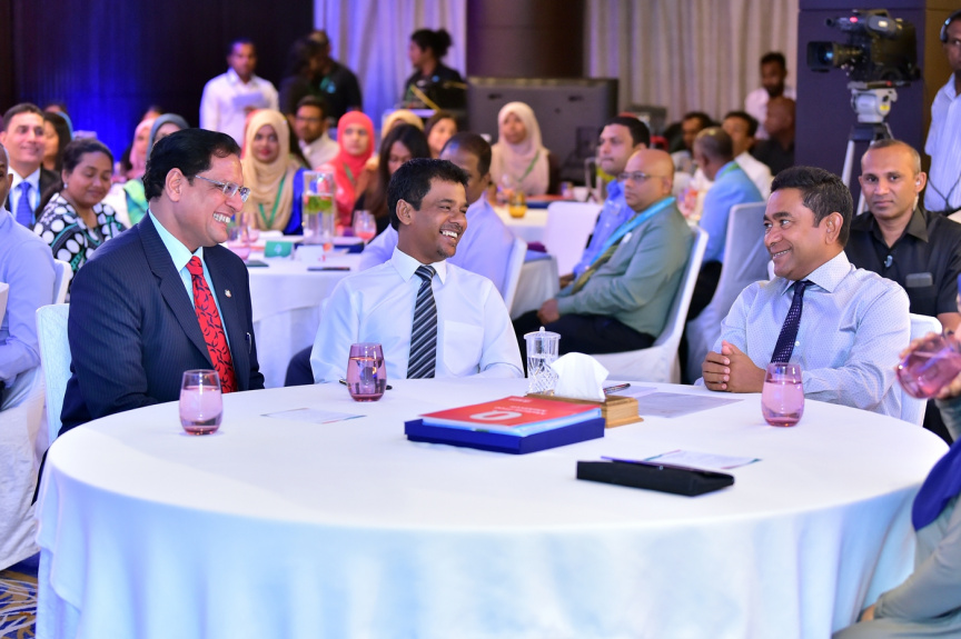 ފެބްރުއަރީ 15، 2018: ރާއްޖެއިން ޓީބީ ނައްތާލުމުގެ ގައުމީ ސްޓްރެޓެޖިކް ޕްލޭން އިފްތިތާހުކުރުމަށް ހޮޓެލް ޖެންގައި ބޭއްވި ރަސްމިއްޔާތުގެ ތެރެއިން: އެ ޕްލޭން އިފްތިތާހުކޮށްދެއްވީ ރައީސް ޔާމީން -- ފޮޓޯ/ ރައީސް އޮފީސް