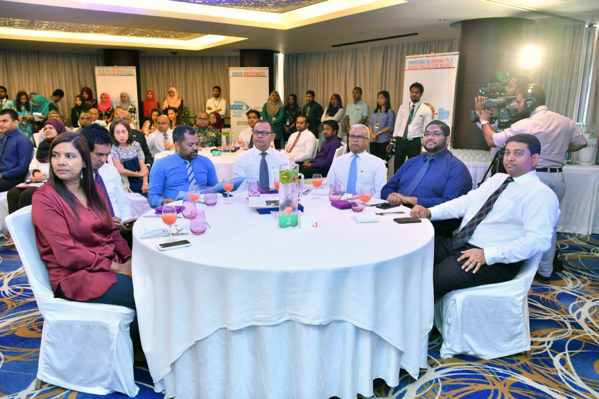 ފެބްރުއަރީ 15، 2018: ރާއްޖެއިން ޓީބީ ނައްތާލުމުގެ ގައުމީ ސްޓްރެޓެޖިކް ޕްލޭން އިފްތިތާހުކުރުމަށް ހޮޓެލް ޖެންގައި ބޭއްވި ރަސްމިއްޔާތުގެ ތެރެއިން: އެ ޕްލޭން އިފްތިތާހުކޮށްދެއްވީ ރައީސް ޔާމީން -- ފޮޓޯ/ ރައީސް އޮފީސް