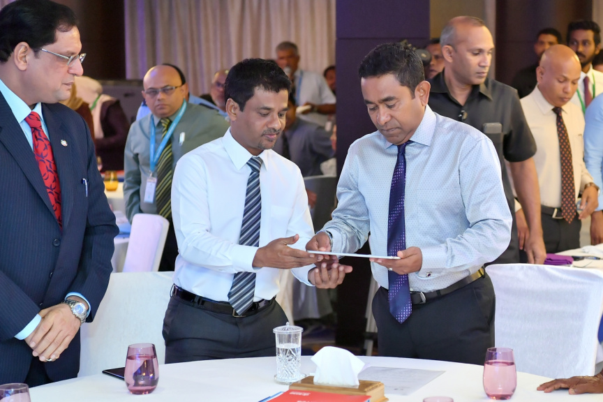 ފެބްރުއަރީ 15، 2018: ރާއްޖެއިން ޓީބީ ނައްތާލުމުގެ ގައުމީ ސްޓްރެޓެޖިކް ޕްލޭން އިފްތިތާހުކުރުމަށް ހޮޓެލް ޖެންގައި ބޭއްވި ރަސްމިއްޔާތުގެ ތެރެއިން: އެ ޕްލޭން އިފްތިތާހުކޮށްދެއްވީ ރައީސް ޔާމީން -- ފޮޓޯ/ ރައީސް އޮފީސް