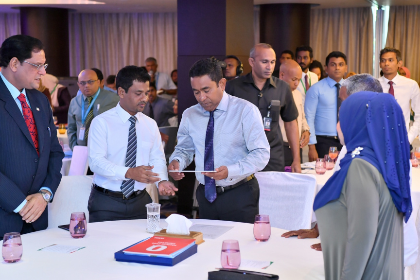 ފެބްރުއަރީ 15، 2018: ރާއްޖެއިން ޓީބީ ނައްތާލުމުގެ ގައުމީ ސްޓްރެޓެޖިކް ޕްލޭން އިފްތިތާހުކުރުމަށް ހޮޓެލް ޖެންގައި ބޭއްވި ރަސްމިއްޔާތުގެ ތެރެއިން: އެ ޕްލޭން އިފްތިތާހުކޮށްދެއްވީ ރައީސް ޔާމީން -- ފޮޓޯ/ ރައީސް އޮފީސް