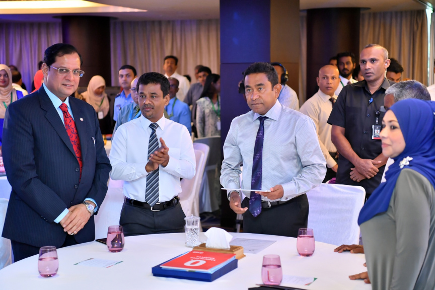 ފެބްރުއަރީ 15، 2018: ރާއްޖެއިން ޓީބީ ނައްތާލުމުގެ ގައުމީ ސްޓްރެޓެޖިކް ޕްލޭން އިފްތިތާހުކުރުމަށް ހޮޓެލް ޖެންގައި ބޭއްވި ރަސްމިއްޔާތުގެ ތެރެއިން: އެ ޕްލޭން އިފްތިތާހުކޮށްދެއްވީ ރައީސް ޔާމީން -- ފޮޓޯ/ ރައީސް އޮފީސް
