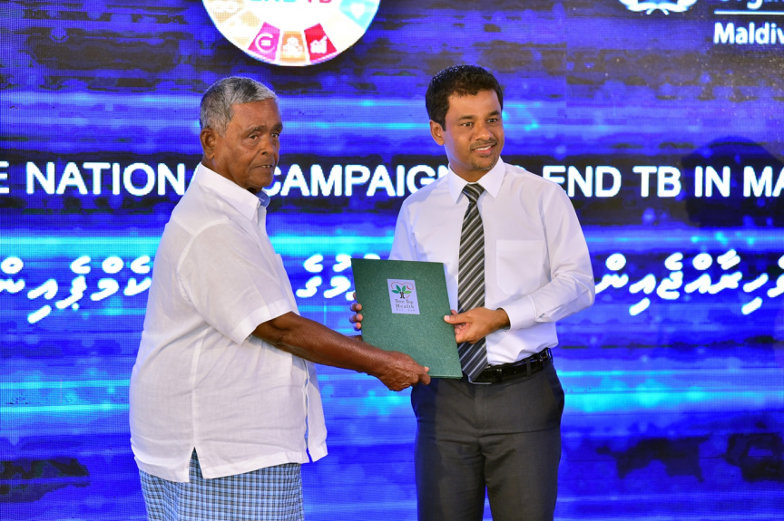 ފެބްރުއަރީ 15، 2018: ރާއްޖެއިން ޓީބީ ނައްތާލުމުގެ ގައުމީ ސްޓްރެޓެޖިކް ޕްލޭން އިފްތިތާހުކުރުމަށް ހޮޓެލް ޖެންގައި ބޭއްވި ރަސްމިއްޔާތުގެ ތެރެއިން: އެ ޕްލޭން އިފްތިތާހުކޮށްދެއްވީ ރައީސް ޔާމީން -- ފޮޓޯ/ ރައީސް އޮފީސް