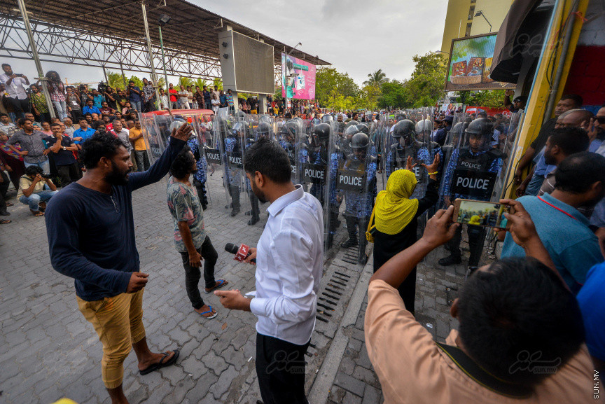 16 ފެބްރުއަރީ 2018: އިދިކޮޅު ފަރާތްތަކުން "ވޯމްއަޕް" ގެ ނަމުގައި މާލޭގައި ކުރިއަށްގެންދާ އެއްވުމުގެ ތެރެއިން --- ސަން ފޮޓޯ/ ފަޔާޒު މޫސަ 