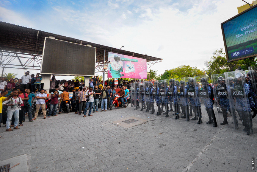 16 ފެބްރުއަރީ 2018: އިދިކޮޅު ފަރާތްތަކުން "ވޯމްއަޕް" ގެ ނަމުގައި މާލޭގައި ކުރިއަށްގެންދާ އެއްވުމުގެ ތެރެއިން --- ސަން ފޮޓޯ/ ފަޔާޒު މޫސަ 
