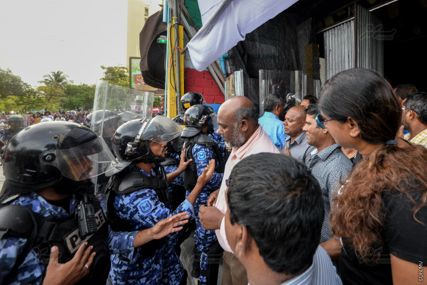 16 ފެބްރުއަރީ 2018: އިދިކޮޅު ފަރާތްތަކުން "ވޯމްއަޕް" ގެ ނަމުގައި މާލޭގައި ކުރިއަށްގެންދާ އެއްވުމުގެ ތެރެއިން --- ސަން ފޮޓޯ/ ފަޔާޒު މޫސަ 