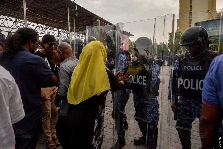 16 ފެބްރުއަރީ 2018: އިދިކޮޅު ފަރާތްތަކުން "ވޯމްއަޕް" ގެ ނަމުގައި މާލޭގައި ކުރިއަށްގެންދާ އެއްވުމުގެ ތެރެއިން --- ސަން ފޮޓޯ/ ފަޔާޒު މޫސަ 