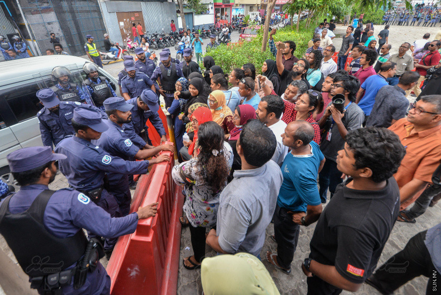 16 ފެބްރުއަރީ 2018: އިދިކޮޅު ފަރާތްތަކުން "ވޯމްއަޕް" ގެ ނަމުގައި މާލޭގައި ކުރިއަށްގެންދާ އެއްވުމުގެ ތެރެއިން --- ސަން ފޮޓޯ/ މުހައްމަދު އަފްރާހް