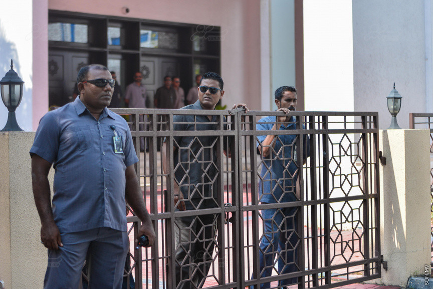 ރައްޔިތުން މަޖިލީހުގެ ދައުރުން ބޭރުން މިއަދު ބޭއްވި ހާއްސަ ޖަލްސާއަށް މަޖިލީހުގެ އިދާރާ ހިމެނޭ ހުރިހާ މަގެއް ބަންދުކޮށް، ސެކިރިޓީ ވަނީ ވަރުގަދަ ކޮށްފައި، އެގޮތުން މީޑިއާތަކަށް ވެސް އެ މަގުތަކަށް ނުވަދެވޭއިރު، މަޖިލީހުގެ ބޭރުގައި ގިނަ އަދަދެއްގެ ފުލުހުންނާއި ސިފައިން ދަނީ ހަރަކާތްތެރިވަމުން
މިއަދުގެ ޖަލްސާއަށް އެޖެންޑާ ކޮށްފައިވަނީ ރައީސް އަބްދުﷲ ޔާމީން އިއުލާނުކުރައްވާފައިވާ ކުއްލި ނުރައްކަލުގެ ހާލަތުގެ ގަރާރު މަޖިލީހަށް ހުށަހެޅުމަށް---ސަން ފޮޓޯ/ މުހައްމަދު އަފްރާހް
