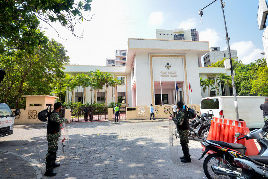 ރައްޔިތުން މަޖިލީހުގެ ދައުރުން ބޭރުން މިއަދު ބޭއްވި ހާއްސަ ޖަލްސާއަށް މަޖިލީހުގެ އިދާރާ ހިމެނޭ ހުރިހާ މަގެއް ބަންދުކޮށް، ސެކިރިޓީ ވަނީ ވަރުގަދަ ކޮށްފައި، އެގޮތުން މީޑިއާތަކަށް ވެސް އެ މަގުތަކަށް ނުވަދެވޭއިރު، މަޖިލީހުގެ ބޭރުގައި ގިނަ އަދަދެއްގެ ފުލުހުންނާއި ސިފައިން ދަނީ ހަރަކާތްތެރިވަމުން
މިއަދުގެ ޖަލްސާއަށް އެޖެންޑާ ކޮށްފައިވަނީ ރައީސް އަބްދުﷲ ޔާމީން އިއުލާނުކުރައްވާފައިވާ ކުއްލި ނުރައްކަލުގެ ހާލަތުގެ ގަރާރު މަޖިލީހަށް ހުށަހެޅުމަށް---ސަން ފޮޓޯ/ މުހައްމަދު އަފްރާހް