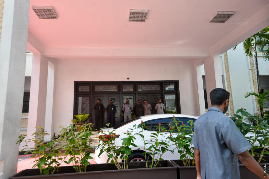 ރައްޔިތުން މަޖިލީހުގެ ދައުރުން ބޭރުން މިއަދު ބޭއްވި ހާއްސަ ޖަލްސާއަށް މަޖިލީހުގެ އިދާރާ ހިމެނޭ ހުރިހާ މަގެއް ބަންދުކޮށް، ސެކިރިޓީ ވަނީ ވަރުގަދަ ކޮށްފައި، އެގޮތުން މީޑިއާތަކަށް ވެސް އެ މަގުތަކަށް ނުވަދެވޭއިރު، މަޖިލީހުގެ ބޭރުގައި ގިނަ އަދަދެއްގެ ފުލުހުންނާއި ސިފައިން ދަނީ ހަރަކާތްތެރިވަމުން
މިއަދުގެ ޖަލްސާއަށް އެޖެންޑާ ކޮށްފައިވަނީ ރައީސް އަބްދުﷲ ޔާމީން އިއުލާނުކުރައްވާފައިވާ ކުއްލި ނުރައްކަލުގެ ހާލަތުގެ ގަރާރު މަޖިލީހަށް ހުށަހެޅުމަށް---ސަން ފޮޓޯ/ މުހައްމަދު އަފްރާހް
