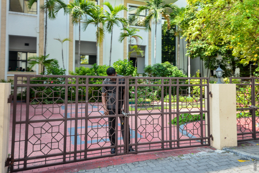 ރައްޔިތުން މަޖިލީހުގެ ދައުރުން ބޭރުން މިއަދު ބޭއްވި ހާއްސަ ޖަލްސާއަށް މަޖިލީހުގެ އިދާރާ ހިމެނޭ ހުރިހާ މަގެއް ބަންދުކޮށް، ސެކިރިޓީ ވަނީ ވަރުގަދަ ކޮށްފައި، އެގޮތުން މީޑިއާތަކަށް ވެސް އެ މަގުތަކަށް ނުވަދެވޭއިރު، މަޖިލީހުގެ ބޭރުގައި ގިނަ އަދަދެއްގެ ފުލުހުންނާއި ސިފައިން ދަނީ ހަރަކާތްތެރިވަމުން
މިއަދުގެ ޖަލްސާއަށް އެޖެންޑާ ކޮށްފައިވަނީ ރައީސް އަބްދުﷲ ޔާމީން އިއުލާނުކުރައްވާފައިވާ ކުއްލި ނުރައްކަލުގެ ހާލަތުގެ ގަރާރު މަޖިލީހަށް ހުށަހެޅުމަށް---ސަން ފޮޓޯ/ މުހައްމަދު އަފްރާހް