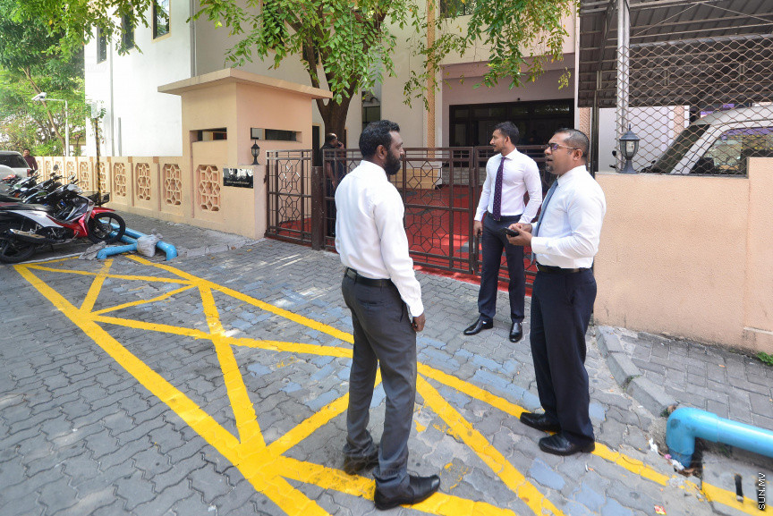 ކުއްލި ނުރައްކަލުގެ ހާލަތު 30 ދުވަހުގެ މުއްދަތަށް އިތުރުކުރުމުގެ މައްސަލަ ގައުމީ ސަލާމަތުގެ ކޮމިޓީއަށް ފޮނުވުމަށް ވަނީ ފާސްކޮށްފައި. ވިލިމާލެ ދާއިރާގެ މެމްބަރު ނިހާން ހުށަހެޅި އެ ހުށަހެޅުން ކޮމެޓީއަށް ފޮނުވުމަށް ފާސްކުރީ މިއަދުގެ މަޖިލީހަށް ހާޒިރުވެ ތިބި 38 މެމްބަރުންގެ އިއްތިފާގުން---ސަން ފޮޓޯ/ މުހައްމަދު އަފްރާހް 
