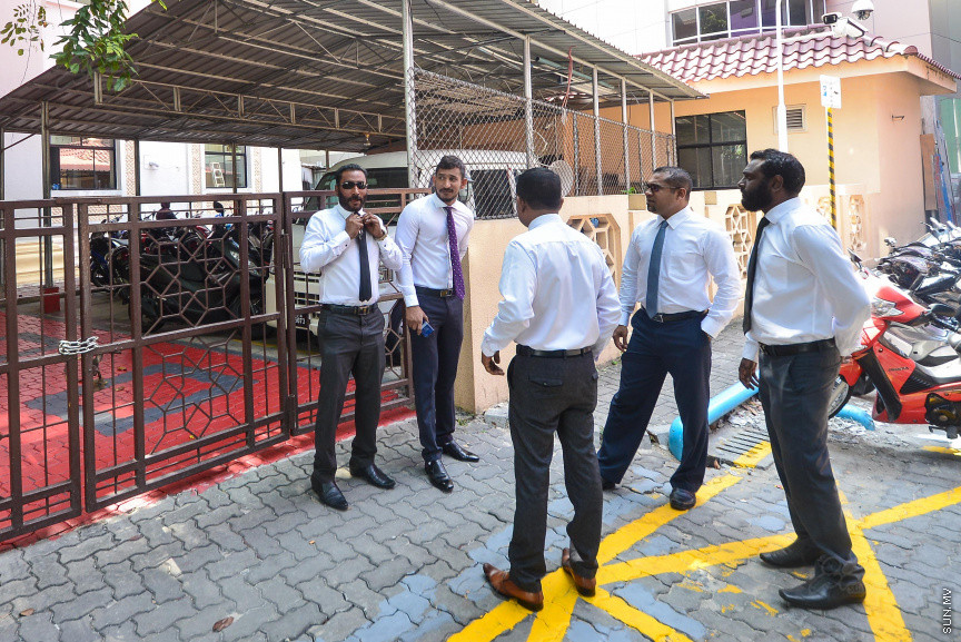ކުއްލި ނުރައްކަލުގެ ހާލަތު 30 ދުވަހުގެ މުއްދަތަށް އިތުރުކުރުމުގެ މައްސަލަ ގައުމީ ސަލާމަތުގެ ކޮމިޓީއަށް ފޮނުވުމަށް ވަނީ ފާސްކޮށްފައި. ވިލިމާލެ ދާއިރާގެ މެމްބަރު ނިހާން ހުށަހެޅި އެ ހުށަހެޅުން ކޮމެޓީއަށް ފޮނުވުމަށް ފާސްކުރީ މިއަދުގެ މަޖިލީހަށް ހާޒިރުވެ ތިބި 38 މެމްބަރުންގެ އިއްތިފާގުން---ސަން ފޮޓޯ/ މުހައްމަދު އަފްރާހް 
