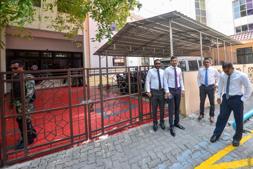 ކުއްލި ނުރައްކަލުގެ ހާލަތު 30 ދުވަހުގެ މުއްދަތަށް އިތުރުކުރުމުގެ މައްސަލަ ގައުމީ ސަލާމަތުގެ ކޮމިޓީއަށް ފޮނުވުމަށް ވަނީ ފާސްކޮށްފައި. ވިލިމާލެ ދާއިރާގެ މެމްބަރު ނިހާން ހުށަހެޅި އެ ހުށަހެޅުން ކޮމެޓީއަށް ފޮނުވުމަށް ފާސްކުރީ މިއަދުގެ މަޖިލީހަށް ހާޒިރުވެ ތިބި 38 މެމްބަރުންގެ އިއްތިފާގުން---ސަން ފޮޓޯ/ މުހައްމަދު އަފްރާހް 
